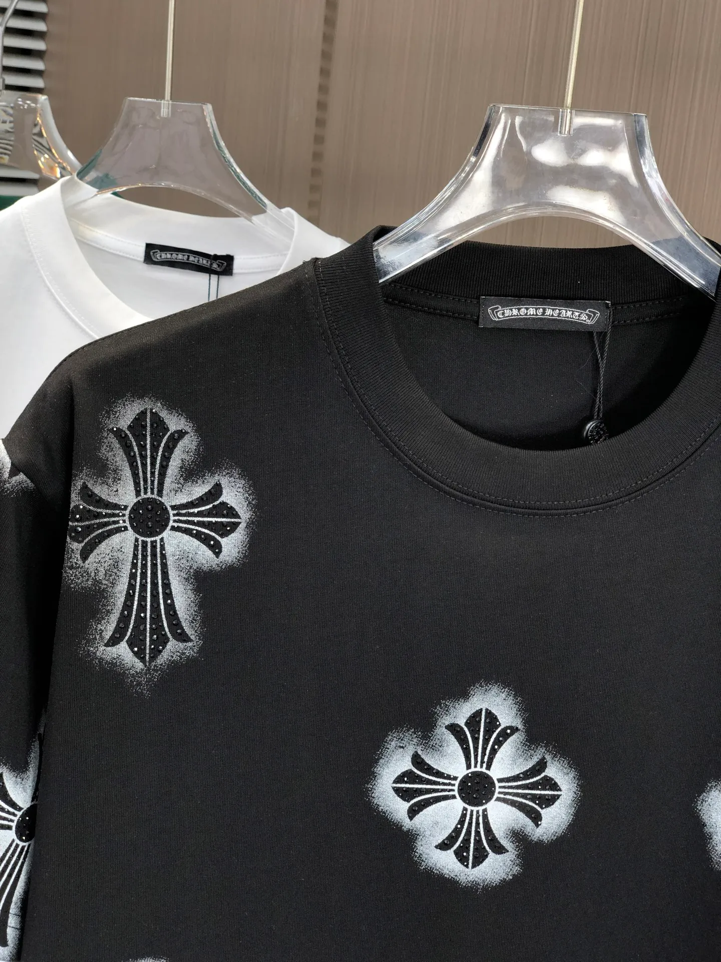 🅿️200 CH Croxin 2025 Spring and Summer New Style Round Neck Short Sleeves Dot Printing ➕ Scattered Diamond Craftsmanship Full of Details Made of High Weight 320g Double Yarn Combed Cotton Fabric Slightly Loose Fit Fabric Feels Soft and Thick Uniform Style for Men and Women Color: Black White Green Code Number: SMLXLXXL